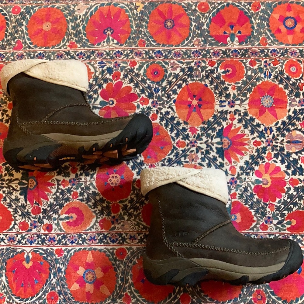SOLD— Keen Winter Boots Size 9